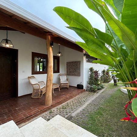 ウルワツ La Kreyiol Bed & Breakfast エクステリア 写真