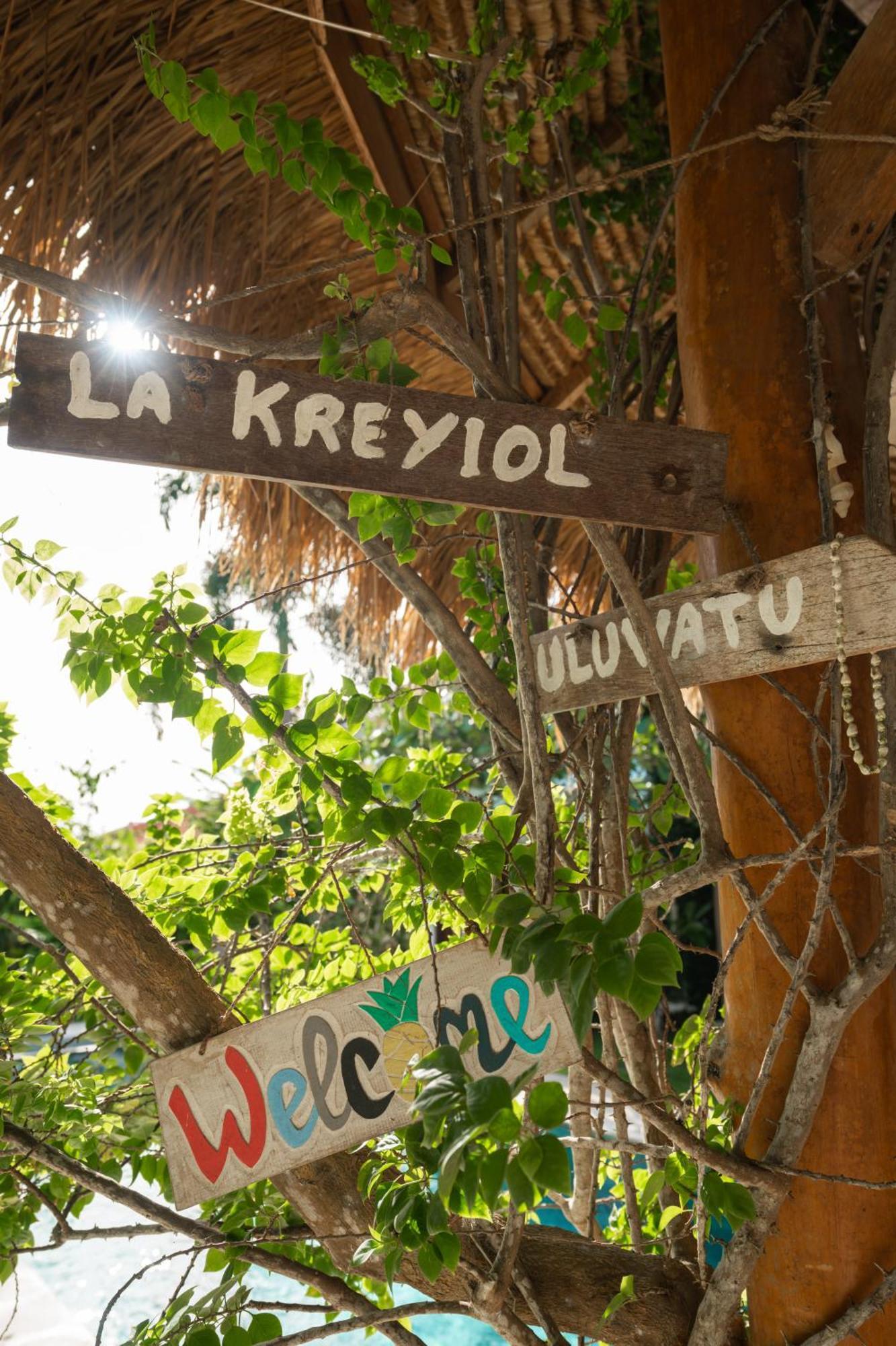 ウルワツ La Kreyiol Bed & Breakfast エクステリア 写真
