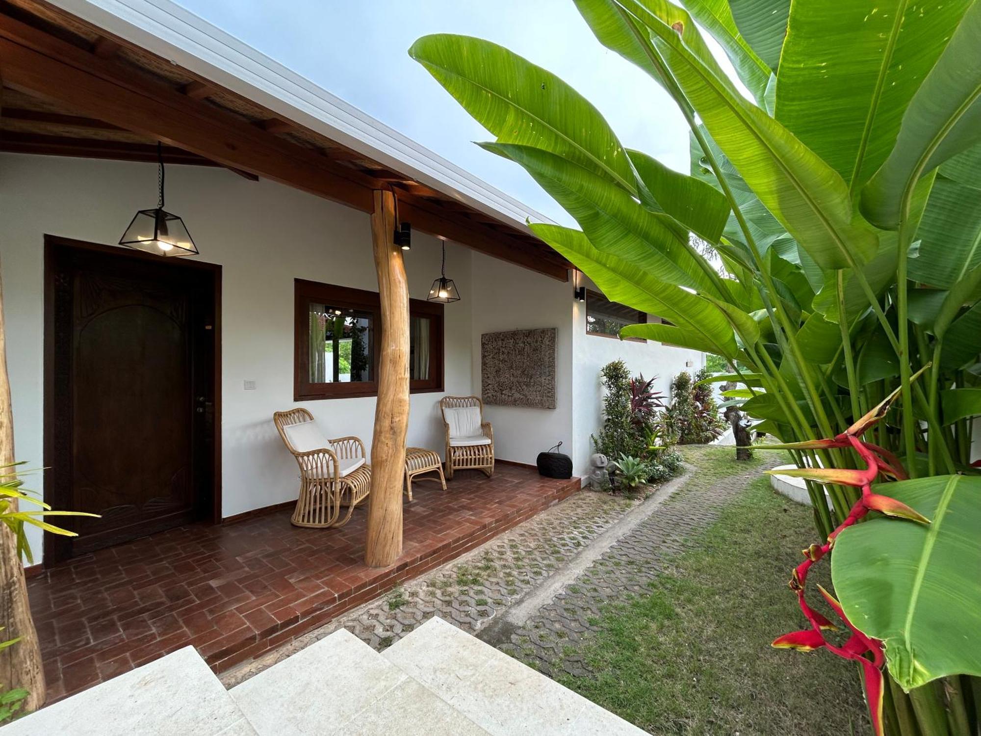 ウルワツ La Kreyiol Bed & Breakfast エクステリア 写真